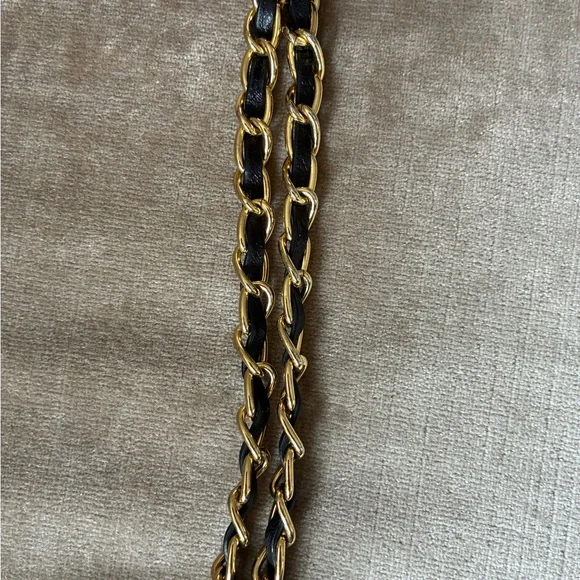 DKNY Leather Tote, Quilted Puff Diamond Pattern, Gold Hardware 🖤💛 - Picture 8 of 11